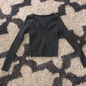 grey long sleeve shirt